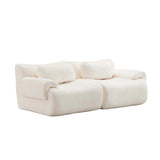 2-Sitzer-Sofa in Weiß mit Chenille-Bezug, abgerundete Armlehnen und kompakte Form.